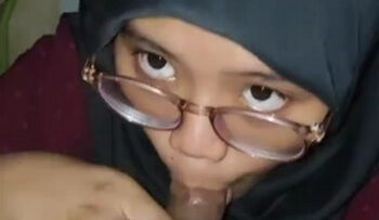 Disepong Kakak Hijab Sampai Crot Banyak